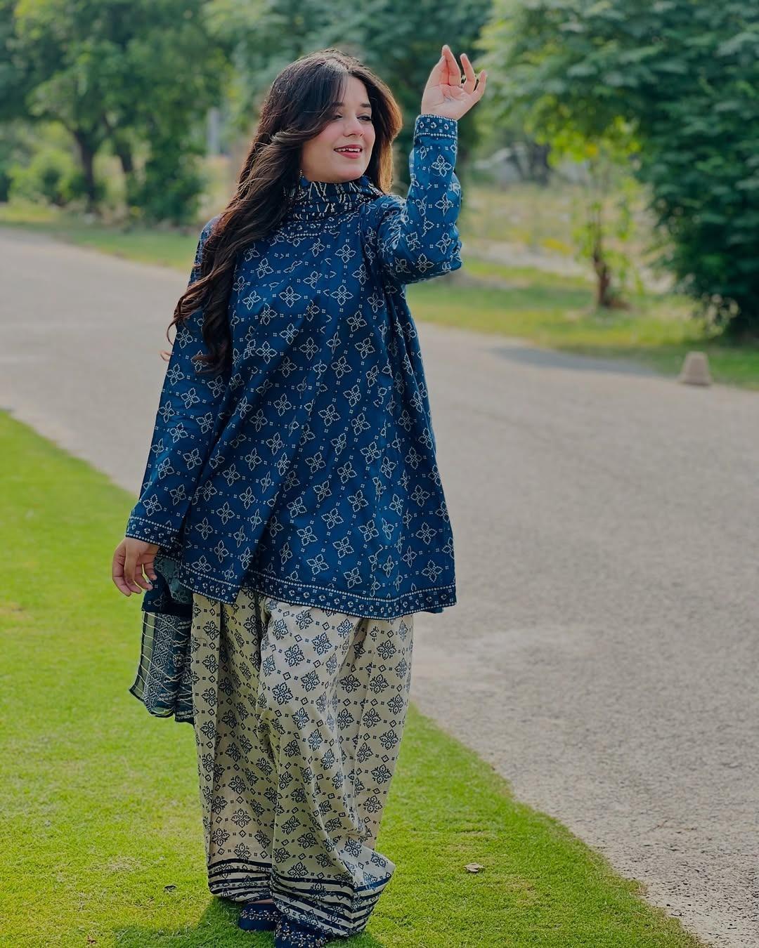 3 Pcs Women's Stitched Lawn Printed Suit