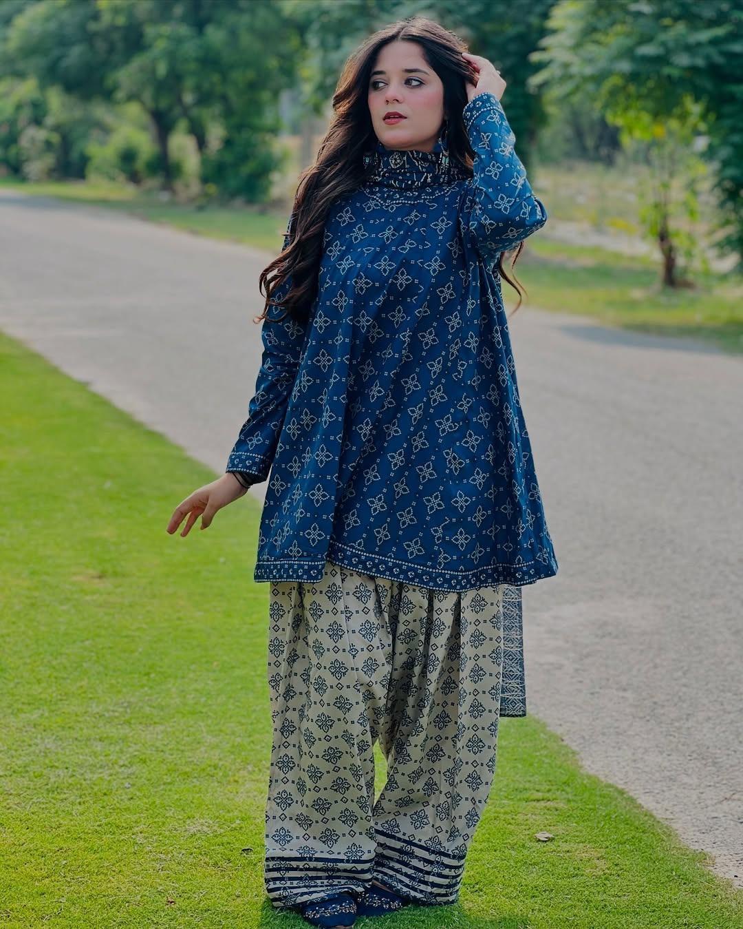 3 Pcs Women's Stitched Lawn Printed Suit