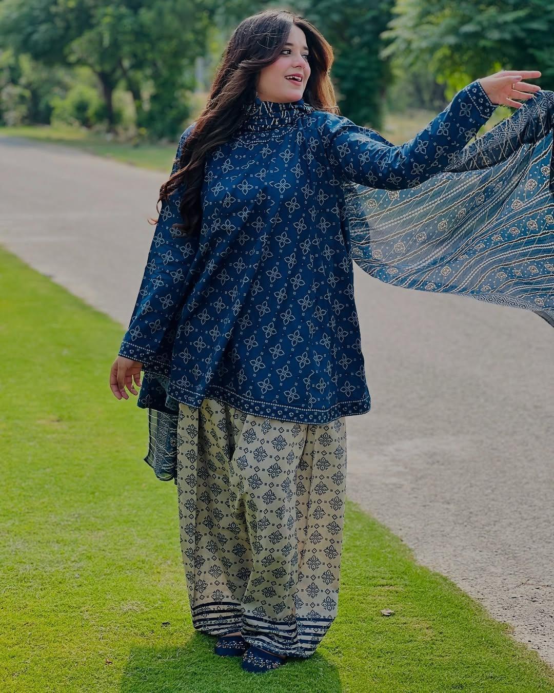 3 Pcs Women's Stitched Lawn Printed Suit